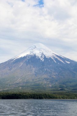 Karlı volkanın manzarası - Şili