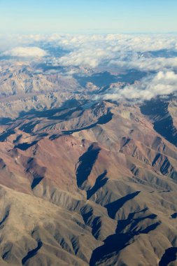 Bulutlardaki dağların güzel hava manzarası 