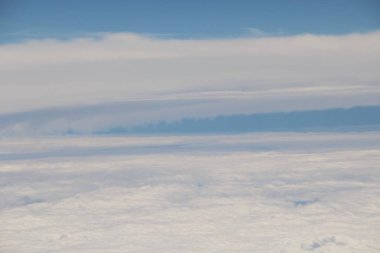 Mavi gökyüzünde beyaz bulutlar