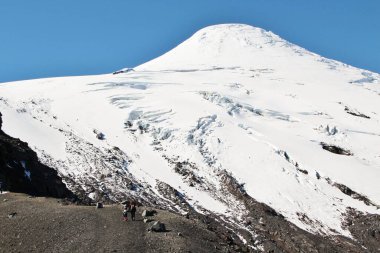Karlı volkanın manzarası - Şili