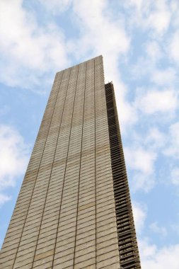 Mavi gökyüzü arka planındaki cep telefonu şebekesi için baz istasyonu ve radyo anteniName