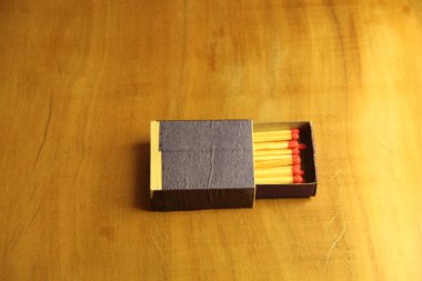 Tahta masa arkasında kibrit çöpleri