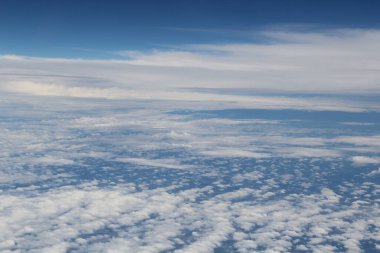 Mavi gökyüzünde beyaz bulutlar