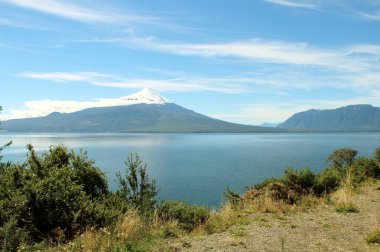 Karlı volkanın manzarası - Şili