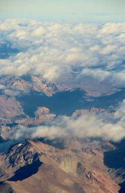 Bulutlardaki dağların güzel hava manzarası 