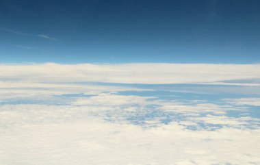 Mavi gökyüzünde beyaz bulutlar