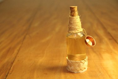 Ahşap zemin üzerinde sıvı bulunan mantarlı şişe görüntüsü