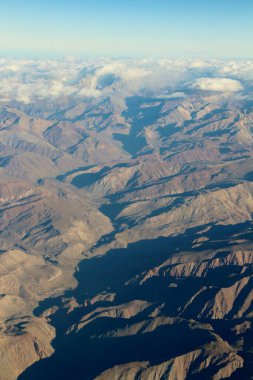 Bulutlardaki dağların güzel hava manzarası 