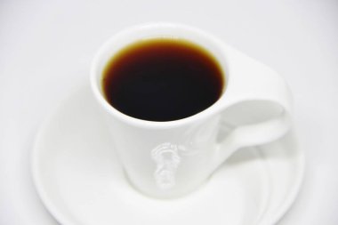Beyaz arka planda bir fincan fincan dolusu kahve manzarası 