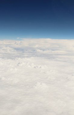 Mavi gökyüzünde beyaz bulutlar