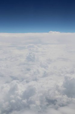 Mavi gökyüzünde beyaz bulutlar