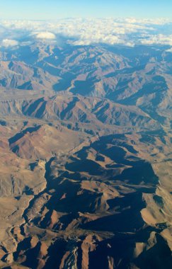 Bulutlardaki dağların güzel hava manzarası 