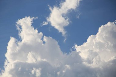 Mavi gökyüzünde beyaz bulutlar