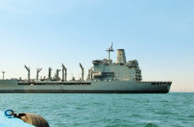 Denizdeki askeri donanma gemisi.