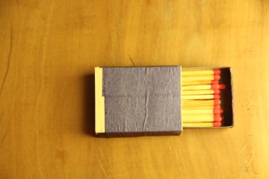 Tahta masa arkasında kibrit çöpleri