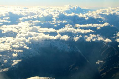 Bulutlardaki dağların güzel hava manzarası 
