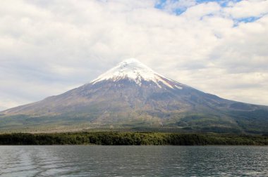 Karlı volkanın manzarası - Şili