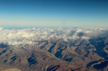 Bulutlardaki dağların güzel hava manzarası 