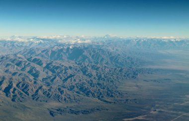 Bulutlardaki dağların güzel hava manzarası 