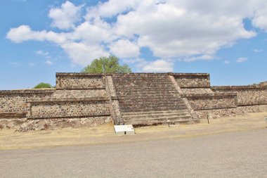 Meksika 'da antik bir şehir olan Teotihuacan, piramitlerin ve harabelerin manzarası