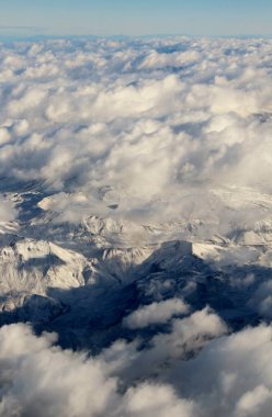 Bulutlardaki dağların güzel hava manzarası 