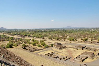 Meksika 'da antik bir şehir olan Teotihuacan, piramitlerin ve harabelerin manzarası