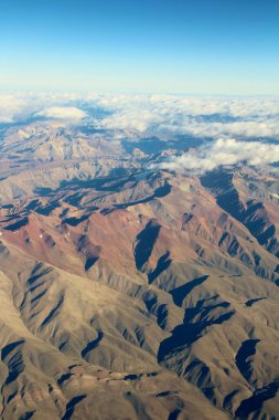 Bulutlardaki dağların güzel hava manzarası 
