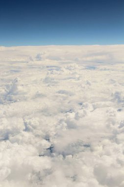 Mavi gökyüzünde beyaz bulutlar