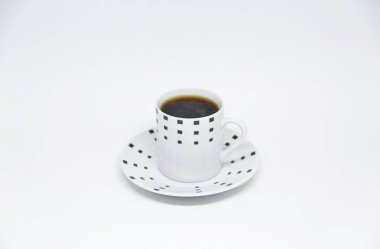 Beyaz arka planda bir fincan fincan dolusu kahve manzarası 