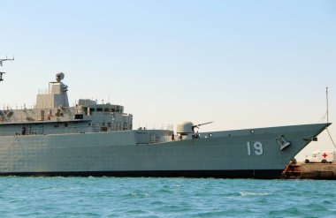 Denizdeki askeri donanma gemisi.