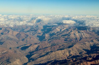Bulutlardaki dağların güzel hava manzarası 