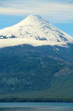 Karlı volkanın manzarası - Şili