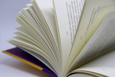 Açılmış kitabın masadaki yakın görüntüsü