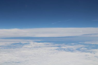 Mavi gökyüzünde beyaz bulutlar