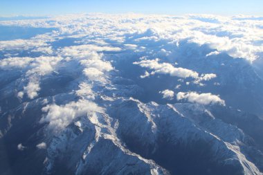 Bulutlardaki dağların güzel hava manzarası 