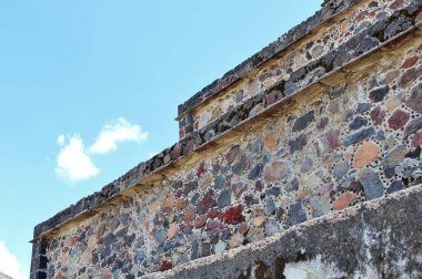 Meksika 'da antik bir şehir olan Teotihuacan, piramitlerin ve harabelerin manzarası