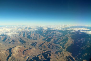 Bulutlardaki dağların güzel hava manzarası 