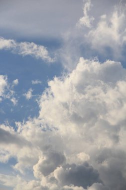 Mavi gökyüzünde beyaz bulutlar