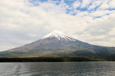 Karlı volkanın manzarası - Şili