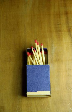 Tahta masa arkasında kibrit çöpleri