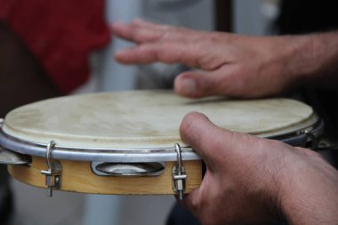Tef çalarken insan elinin yakın plan görüntüsü