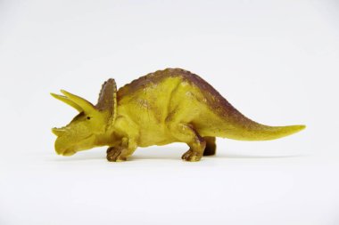 Beyaz arka planda izole edilmiş plastik dinozor oyuncağı