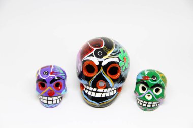 Beyaz arka planda Meksika kafatasları