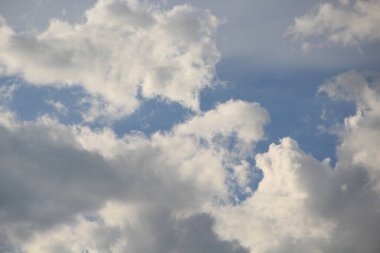 Mavi gökyüzünde beyaz bulutlar