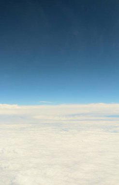 Mavi gökyüzünde beyaz bulutlar