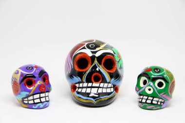 Beyaz arka planda Meksika kafatasları