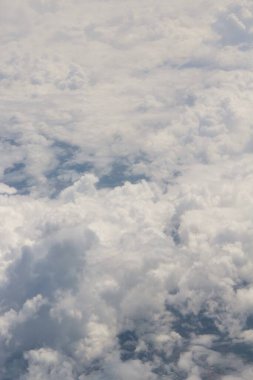 Mavi gökyüzünde beyaz bulutlar