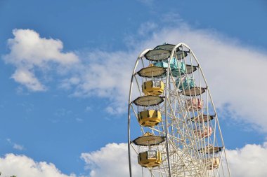 Dönme dolap mavi gökyüzü arkaplanına karşı