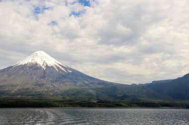 Karlı volkanın manzarası - Şili