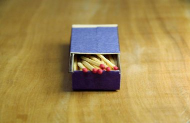 Tahta masa arkasında kibrit çöpleri